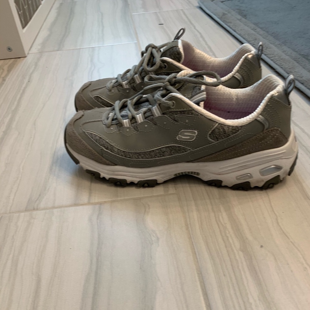 Sketchers Shoe